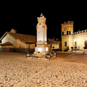 Piazza municipale notturno